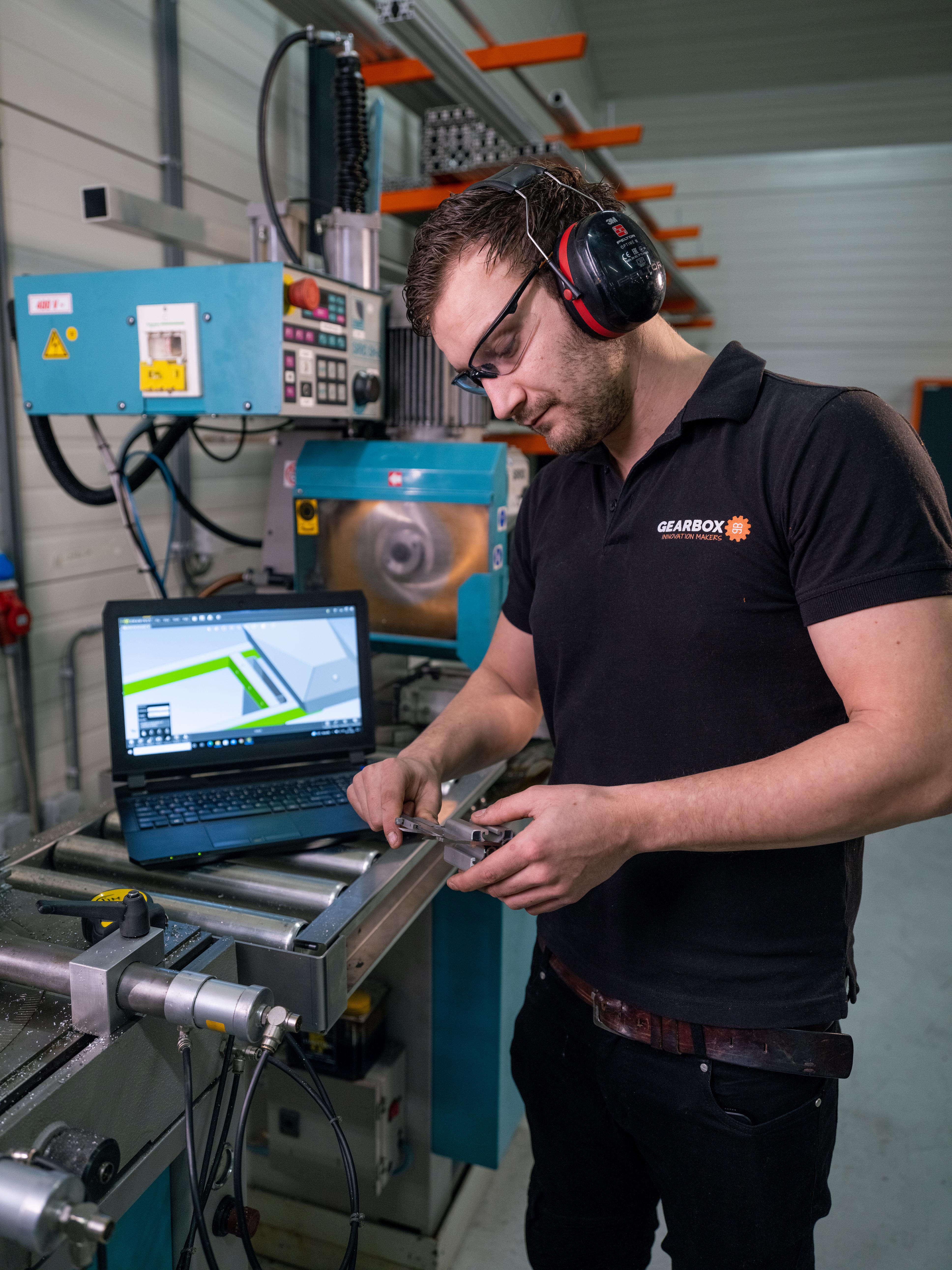 Man met gehoorbeschadiging