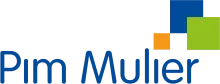 Logo van Pim Mulier met blauwe tekst en gekleurde blokjes erboven
